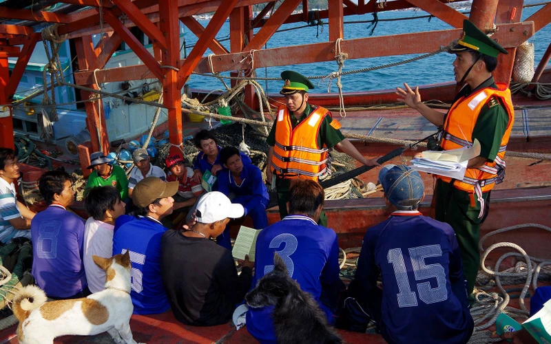 Bộ đội Biên phòng tỉnh Kiên Giang tuyên truyền, vận động ngư dân chấp hành nghiêm các quy định trong khai thác hải sản. Ảnh: Việt Tiến