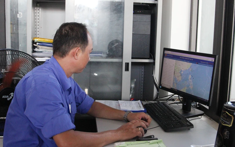 Đội điều hành kiểm tra thông tin tàu cá trên biển qua hệ thống.