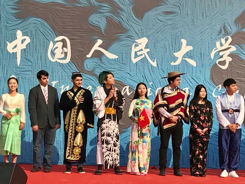 Hoàng Thị Hạnh Trang (thứ tư từ phải sang) cầm cờ Tổ quốc trong một sự kiện giao lưu văn hóa ở Bắc Kinh.