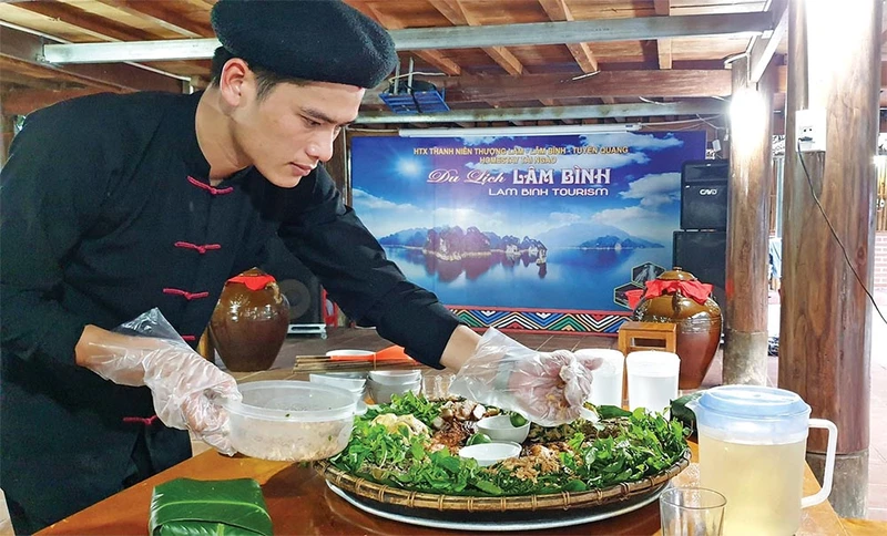 Chẩu Thanh Ngà làm cơm phục vụ du khách.
