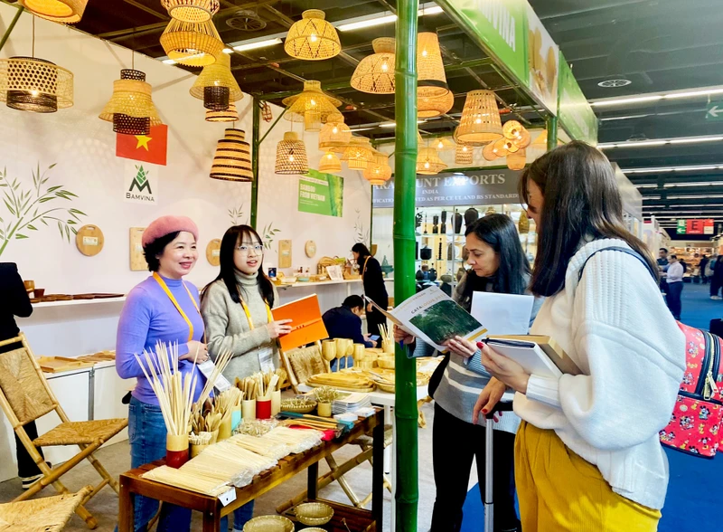 Công ty cổ phần Eco Bamboo Việt Nam cùng Oxfam đưa sản phẩm tre thân thiện với môi trường ra thị trường quốc tế. Ảnh: Oxfam