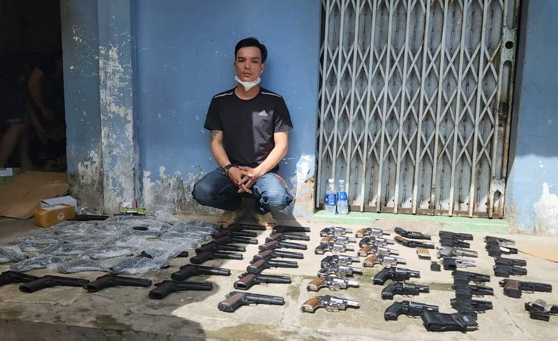 Một đối tượng trong đường dây chế tạo, mua bán trái phép vũ khí bị Công an tỉnh Kiên Giang bắt giữ. Ảnh: Văn Vũ