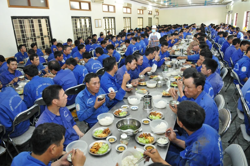 Tổ chức tốt bữa ăn ca cho người lao động giúp doanh nghiệp gia tăng hiệu quả sản xuất, kinh doanh. Ảnh: Anh Sơn