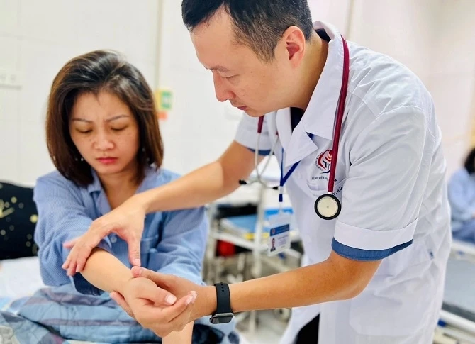 Điều trị cho bệnh nhân mắc sốt xuất huyết tại Bệnh viện Đa khoa Đống Đa, Hà Nội. Ảnh: BVĐK Đống Đa
