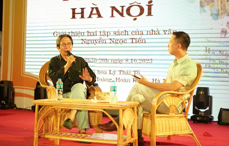 Nhà văn Nguyễn Ngọc Tiến (bên trái) trong buổi giao lưu với bạn đọc tại Hội sách Hà Nội, tháng 10/2023. Ảnh: BTC