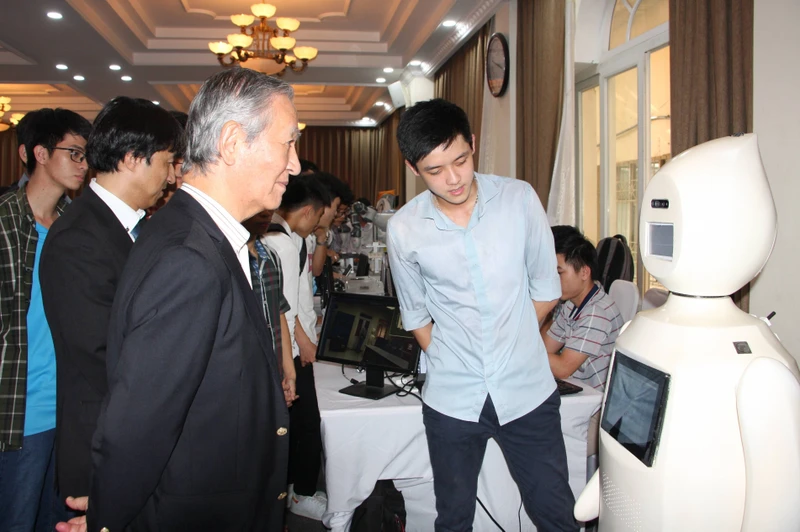 GS Ken Tomiyama (Nhật Bản) tham quan các sản phẩm robot do sinh viên Trường đại học Công nghệ - Đại học Quốc gia Hà Nội, nghiên cứu và thực hiện.