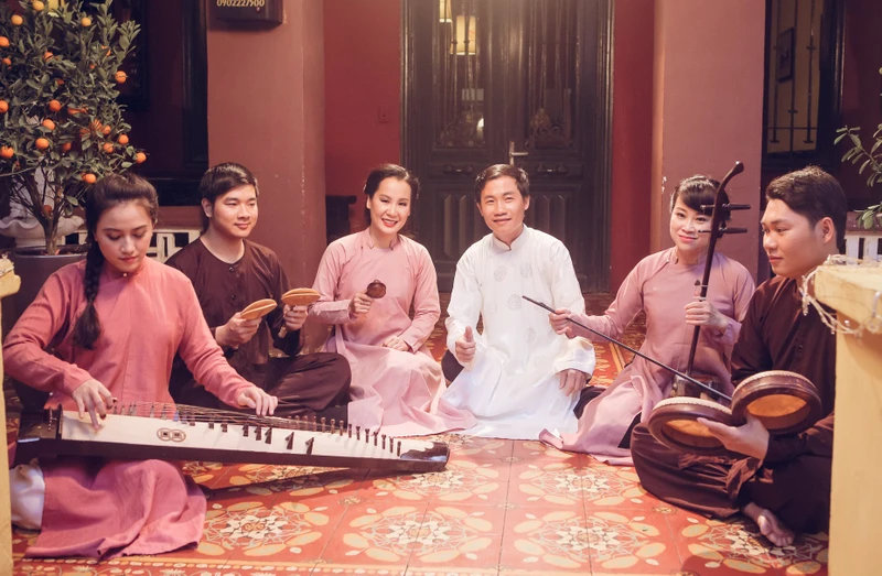 Nhà nghiên cứu âm nhạc Nguyễn Quang Long (thứ tư, từ trái sang) cùng các nghệ sĩ tham gia chương trình Tinh hoa nhạc Việt. Ảnh: NVCC