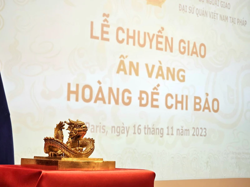 Ấn vàng Hoàng đế chi bảo trong lễ chuyển giao ở Đại sứ quán Việt Nam tại Pháp, tháng 11/2023. Nguồn: Cục Di sản văn hóa