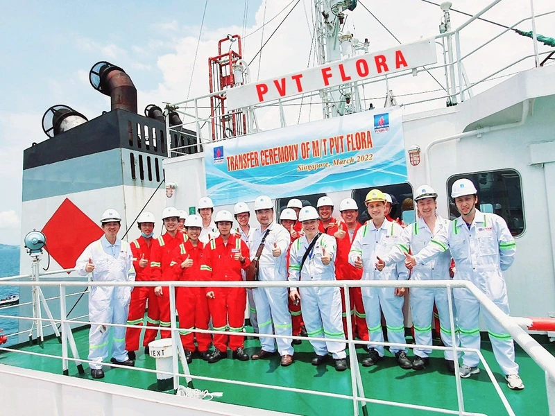 Sĩ quan và thuyền viên Công ty PVT Logistics tiếp nhận tàu mới.