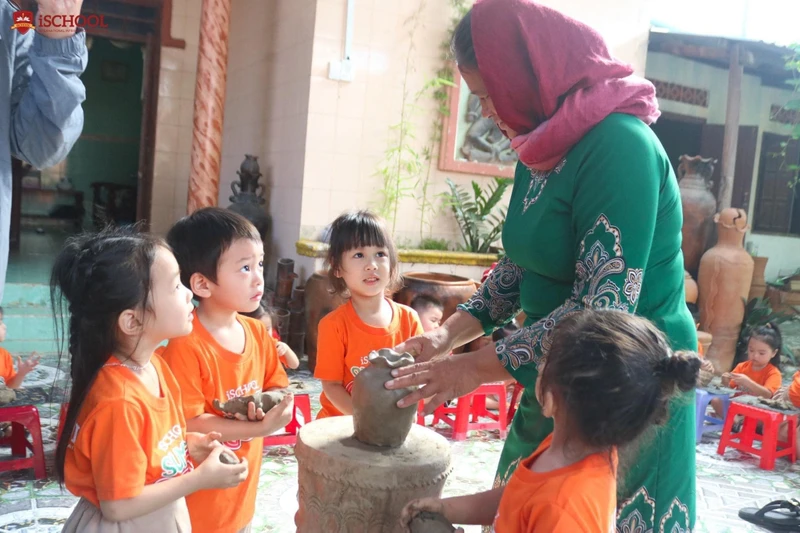 Các em nhỏ trải nghiệm làm gốm Bàu Trúc tại Xưởng gốm Nghệ nhân Champa dịp đầu năm 2024. Nguồn: CSSX gốm Nghệ nhân Champa