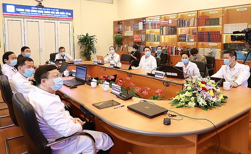Các bác sĩ Bệnh viện Đại học Y Hà Nội tại buổi hội chẩn trên nền tảng hỗ trợ tư vấn khám, chữa bệnh từ xa. Ảnh: Bệnh viện Đại học Y Hà Nội