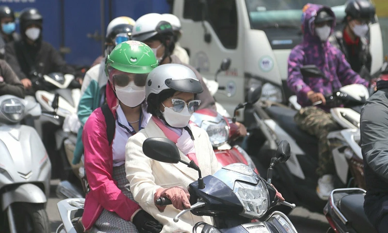 Người dân lưu thông giữa thời tiết nắng nóng trên đường Phạm Văn Bạch, quận Tân Bình (Thành phố Hồ Chí Minh), ngày 12/3 vừa qua. Ảnh: Đình Văn