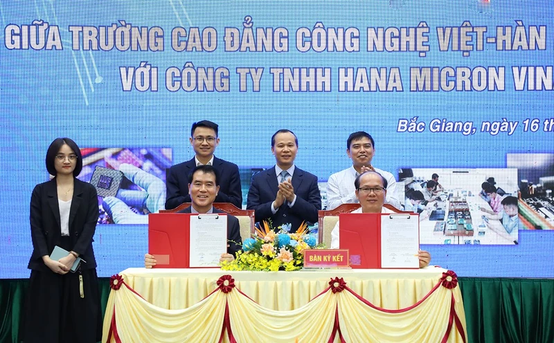 Trường cao đẳng Công nghệ Việt-Hàn Bắc Giang ký hợp tác đào tạo nhân lực bán dẫn với Công ty TNHH Hana Micron Vina. Ảnh: KHÁNH VY