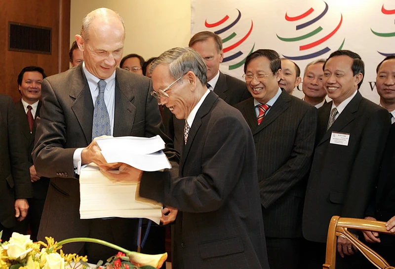 Ngày 7/11/2006, Bộ trưởng Thương mại Trương Đình Tuyển và Tổng Giám đốc Tổ chức Thương mại Thế giới (WTO) Pascal Lamy đã ký Nghị định thư gia nhập của Việt Nam, kết thúc 11 năm tiến hành hàng loạt các cuộc đàm phán song phương, đa phương và tham vấn kể từ khi Việt Nam đệ đơn gia nhập vào năm 1995. Nguồn: TTXVN