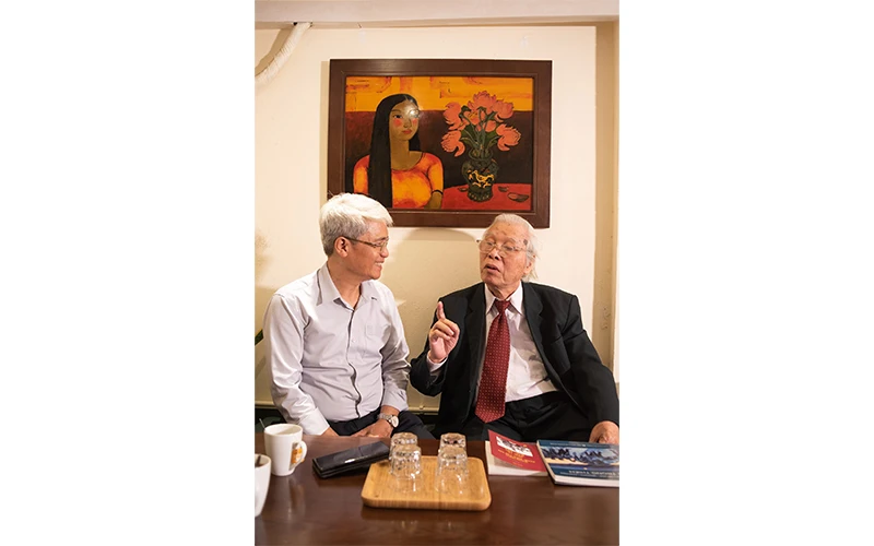 Họa sĩ Cao Trọng Thiềm (phải) trò chuyện với nhà báo Hà Hồng - con trai cố nhà báo Ngô Thi.