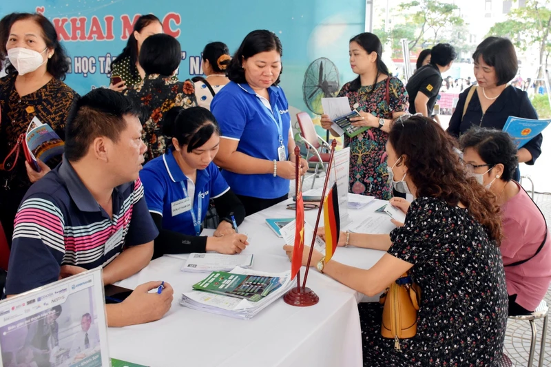 Các cơ quan chức năng đang tích cực nâng cao hiệu quả của các phiên giao dịch việc làm. Ảnh: BẢO NAM