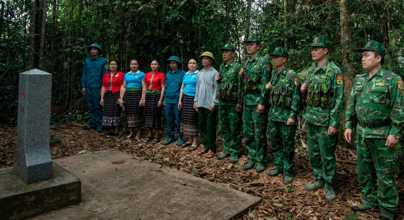 Ông Quang Văn Thu (thứ bảy, từ trái sang) và người dân phối hợp tuần tra đường biên, cột mốc cùng chiến sĩ Đồn Biên phòng Thông Thụ (huyện Quế Phong, tỉnh Nghệ An). Ảnh: NGUYỄN ĐẠO