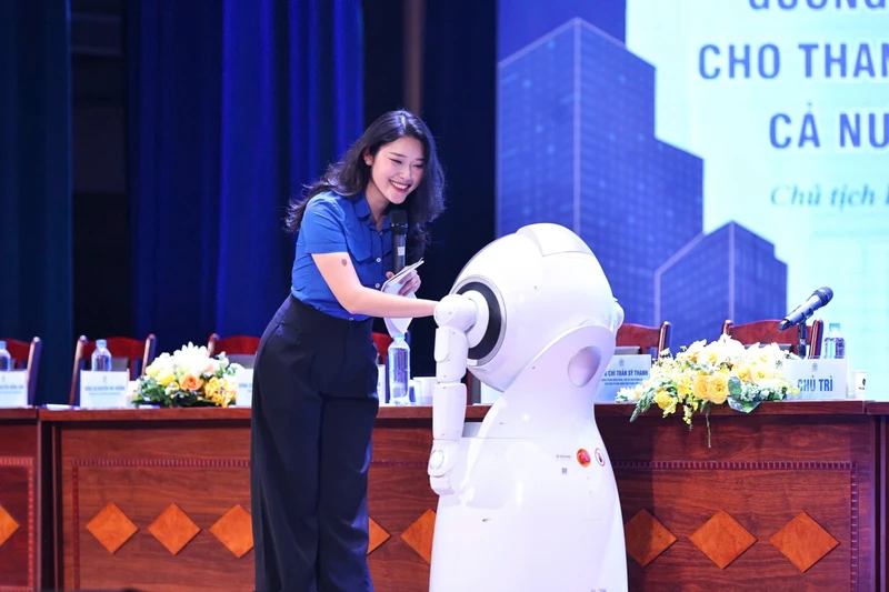 Trong buổi Đối thoại thanh niên với lãnh đạo Ủy ban nhân dân Thành phố Hà Nội, Robot MISA AVA được ứng dụng để dẫn chương trình. Nguồn: Thành Đoàn Hà Nội