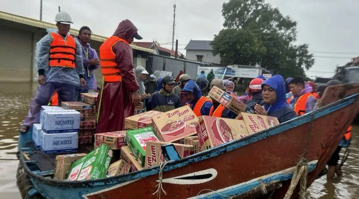 "Đội tàu nghĩa hiệp" của vùng biển Ngư Thủy đã xuất hiện tại ngã tư Cam Liên, huyện Lệ Thủy, tỉnh Quảng Bình giúp hỗ trợ vận chuyển hàng cứu trợ vào cho người dân vùng lũ. Ảnh: Quốc Nam 