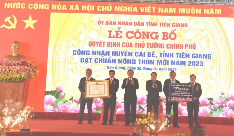 Tiền Giang công bố huyện Cái Bè đạt chuẩn nông thôn mới.