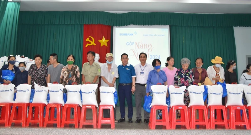 Eximbank Tiền Giang trao quà cho các hộ nghèo tại thành phố Mỹ Tho (Tiền Giang).