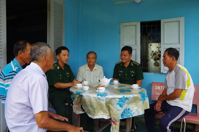Bộ đội Biên phòng Tiền Giang tuyên truyền các chủ trương, chính sách về biển đảo cho người dân trong khu vực biên giới biển.