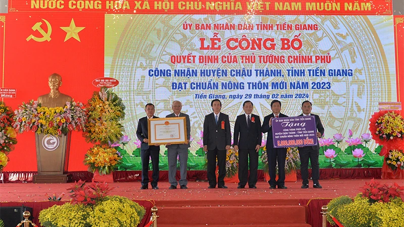 Lãnh đạo huyện Châu Thành nhận Quyết định của Thủ tướng Chính phủ công nhận đạt chuẩn nông thôn mới. 