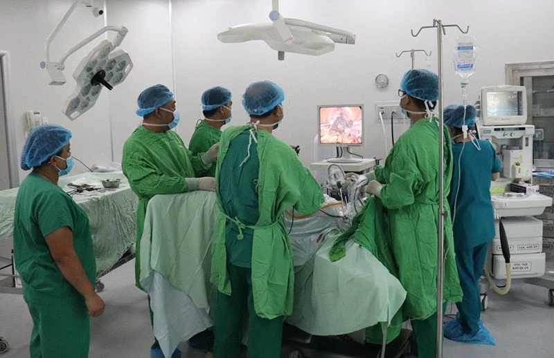 Các bác sĩ Bệnh viện Quân y 120 tiến hành phẫu thuật cho bệnh nhân Nguyễn Thị T.L.