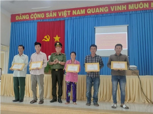 Đại tá Nguyễn Hồng Khắc, Phó Giám đốc Công an tỉnh Tiền Giang trao Giấy khen và tiền thưởng cho các cá nhân.