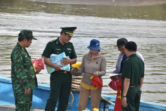 Bộ đội Biên phòng Tiền Giang tuyên truyền cho ngư dân các quy định của nhà nước về đánh bắt thủy sản trên biển.