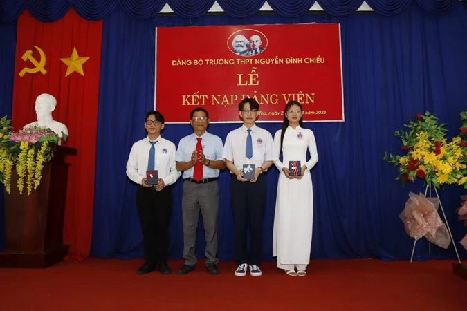 Kết nạp đảng viên là học sinh tại Trường Trung học phổ thông Nguyễn Đình Chiểu (thành phố Mỹ Tho, Tiền Giang). 