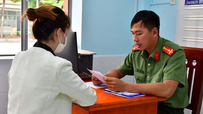 Đại diện Phòng An ninh mạng và Phòng, chống tội phạm sử dụng công nghệ cao triển khai quyết định xử phạt.