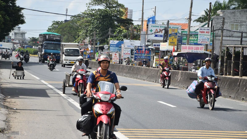 Một đoạn quốc lộ 1 qua xã An Hữu, huyện Cái Bè được tỉnh Tiền Giang triển khai tuyến đường kiểu mẫu an toàn giao thông.