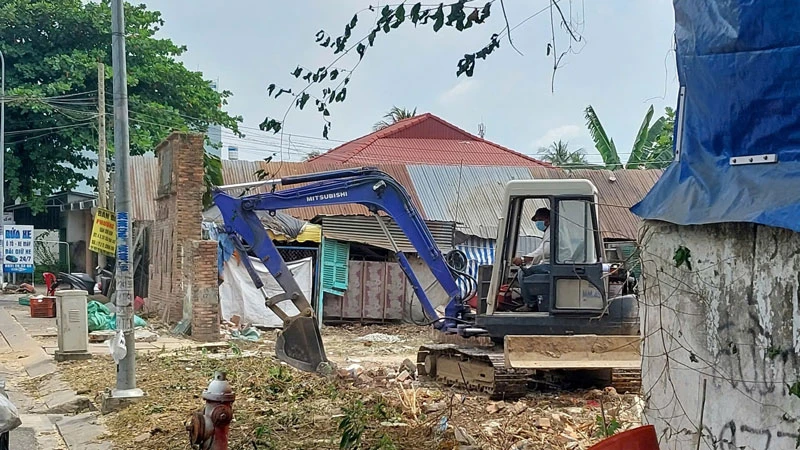 Hình ảnh ông Trung cung cấp hành vi cố ý hủy hoại, làm hư hỏng tài sản do bà Dương Mỹ Linh và chồng bà là Trương Minh Tân gây ra.