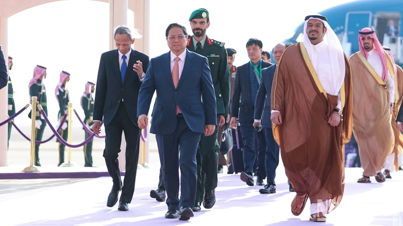 Lễ đón Thủ tướng Phạm Minh Chính và Đoàn đại biểu cấp cao Việt Nam tại sân bay quốc tế Quốc vương Khalid ở thủ đô Riyadh, Saudi Arabia. (Ảnh: Nhật Bắc) 
