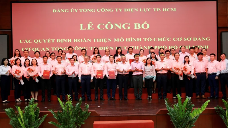 Cấp ủy 13 chi bộ cơ sở trực thuộc Đảng ủy Tổng công ty chụp ảnh cùng lãnh đạo Tổng công ty.