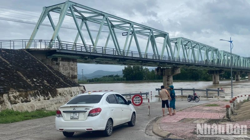 Nước sông Kỳ Lộ đang lên nhanh nguy cơ ngập lụt nhiều nơi tại huyện Đồng Xuân, Tuy An.