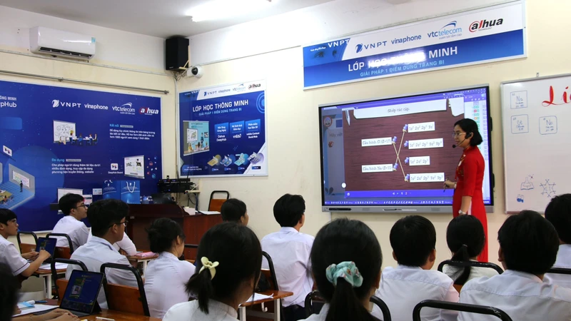 VNPT khai trương phòng học thông minh tại trường PTTT Đào Sơn Tây.