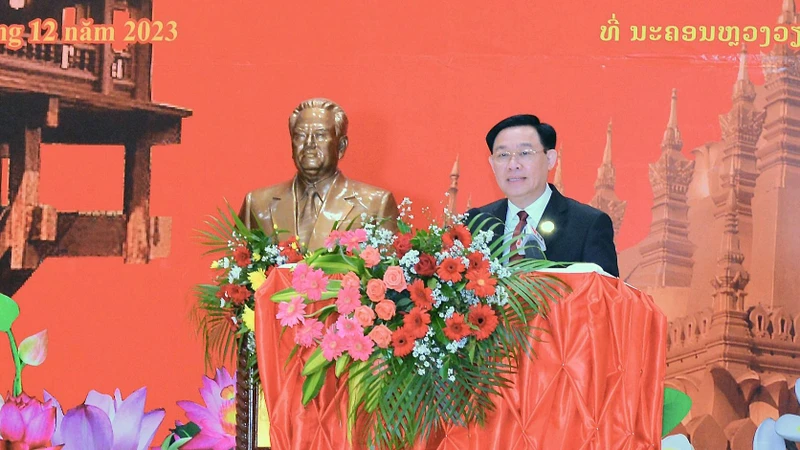 Chủ tịch Quốc hội Vương Đình Huệ phát biểu tại Học viện Chính trị Công an Lào. (Ảnh: daibieunhandan.vn)