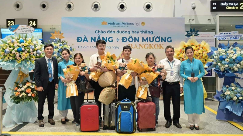 Hành khách trên chuyến bay thẳng Đà Nẵng-Đôn Mường (Thái Lan) của Vietnam Airlines chụp ảnh lưu niệm.