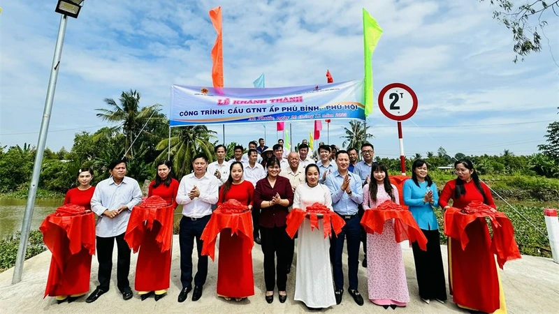 Công ty BSR và đại diện chính quyền huyện Mang Thít khánh thành công trình giao thông nông thôn liên ấp: cầu Phú Bình-Phú Hội.