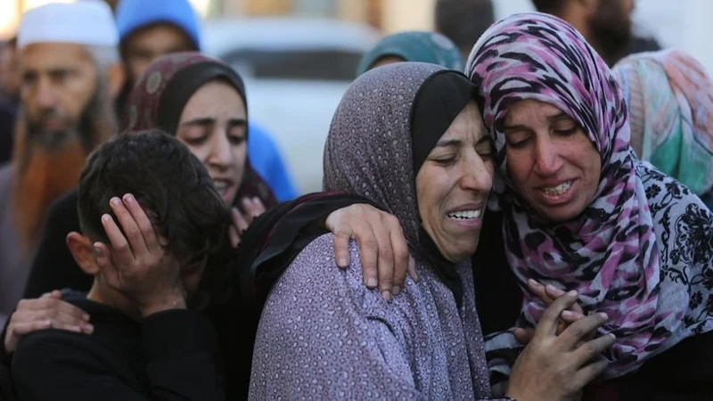 Nỗi đau của người thân các nạn nhân thiệt mạng trong cuộc không kích của Israel xuống Dải Gaza, ngày 11/12/2023. (Ảnh: THX/TTXVN)