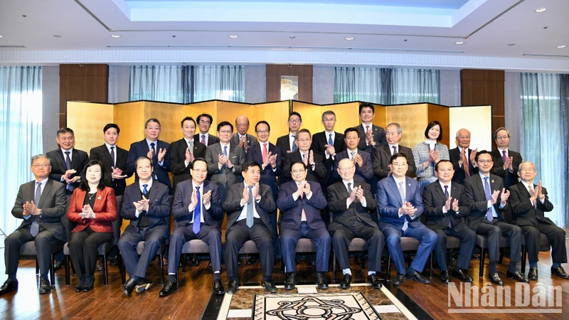 Thủ tướng Phạm Minh Chính chụp ảnh lưu niệm với Ban lãnh đạo và các thành viên Hội đồng Xúc tiến ngoại giao nhân dân (FEC).