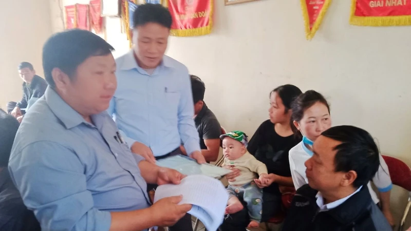 Cán bộ xã Quang Sơn, huyện Đồng Hỷ tuyên truyền giảm tảo hôn và hôn nhân cận huyết thống đối với đồng bào dân tộc H’Mông trên địa bàn.