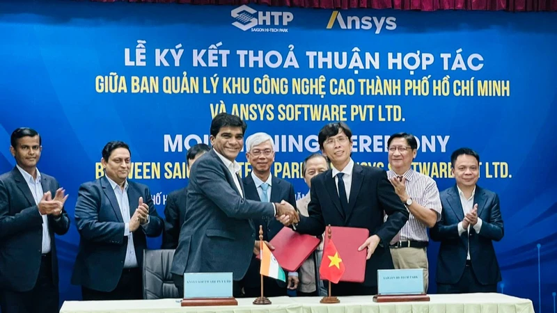 Lãnh đạo hai đơn vị thực hiện việc ký kết thỏa thuận hợp tác phát triển đội ngũ nhân lực ngành vi mạch bán dẫn tại Việt Nam.