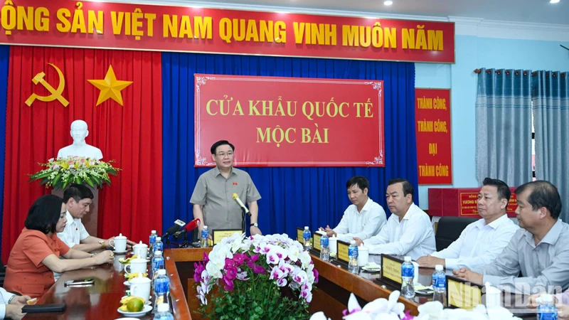 Chủ tịch Quốc hội Vương Đình Huệ phát biểu tại buổi làm việc với các lực lượng làm nhiệm vụ tại cửa khẩu Quốc tế Mộc Bài. (Ảnh: DUY LINH)
