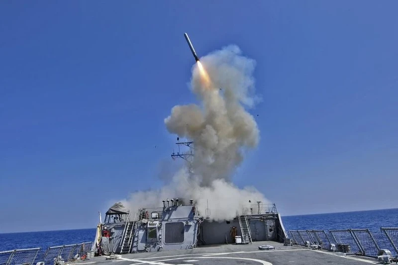 Tên lửa hành trình Tomahawk được phóng từ tàu khu trục USS Barry của Mỹ trên Địa Trung Hải. (Ảnh: AFP/TTXVN)