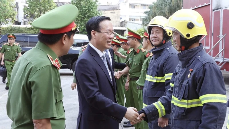 Chủ tịch nước Võ Văn Thưởng thăm hỏi, động viên, chúc Tết cán bộ, chiến sĩ Phòng Cảnh sát Phòng cháy Chữa cháy và cứu nạn, cứu hộ Công an Thành phố Hồ Chí Minh. (Ảnh: TTXVN)