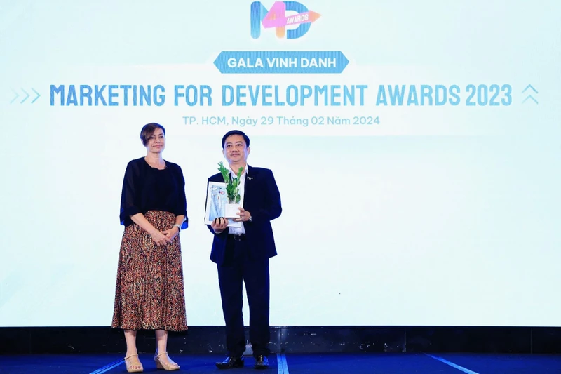 Đại diện Tập đoàn TH nhận giải thưởng Chiến dịch Marketing vì phát triển bền vững 2023.