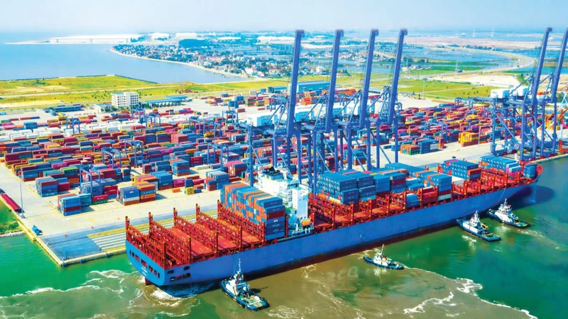 Cảng container quốc tế Tân cảng Hải Phòng là cảng nước sâu lớn nhất miền Bắc với các tuyến dịch vụ trực tiếp đi châu Mỹ và châu Âu.